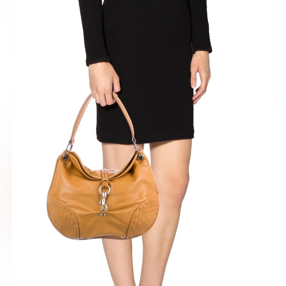 Bottega Veneta marigold leather shoulder bag. - Picture 4 of 5